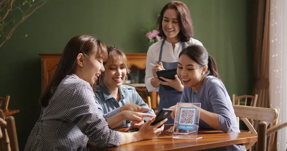 A group of customers talking to a server cross-selling additional items, an easy strategy to boost sales.