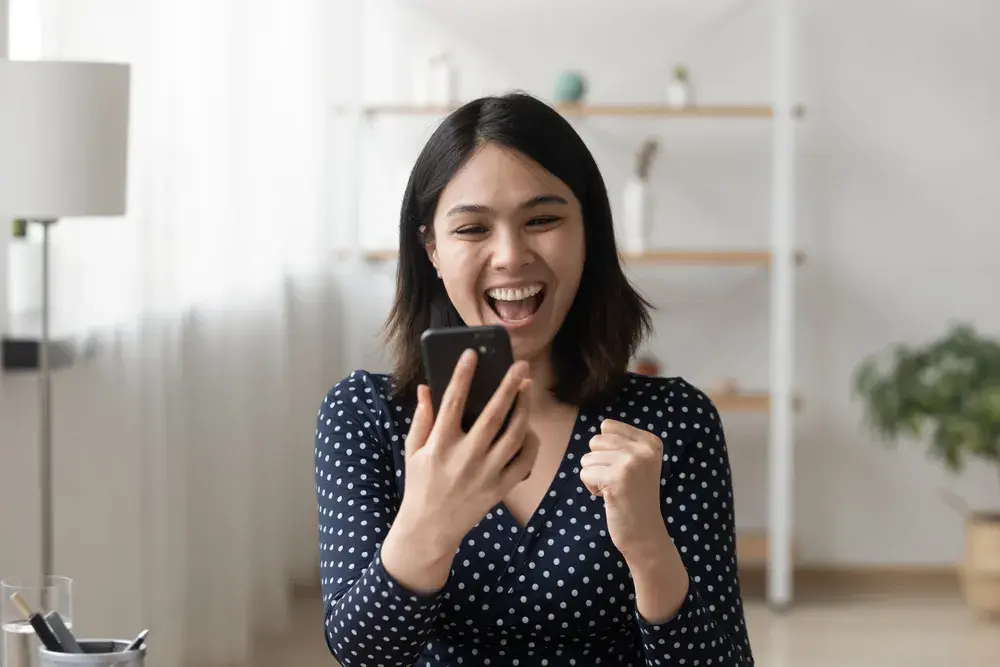 A customer learns they've won a giveaway campaign through a digital announcement on their phone.