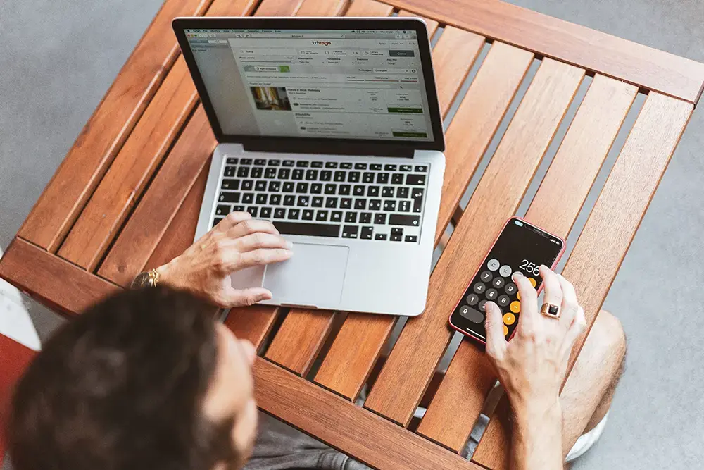 Shows a business owner looking up top eCommerce trends for 2022 on their laptop.